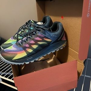 NWT 9 Wide Rainbow Merrell Trial Shoes